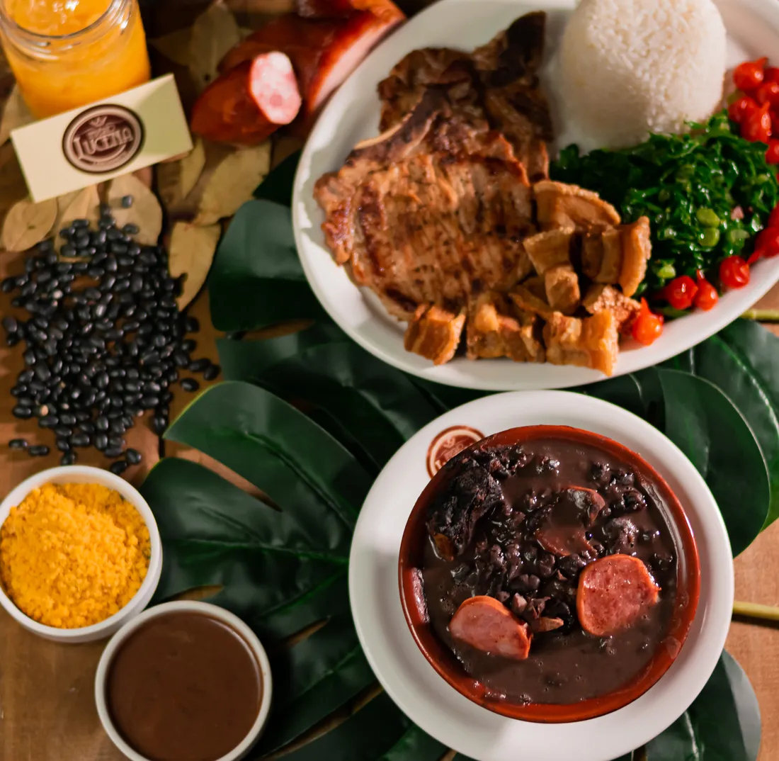 Feijoada em cumbuca de barro com arroz, couve, farofa e carnes