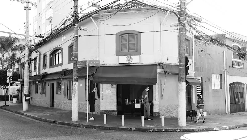 Sobrado de esquina do Grill II em preto e branco